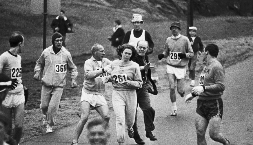 1967. Kathrine Swizter est poussée violemment par l'organisateur du marathon de Boston.
