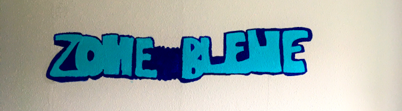 Le nom du projet 'Zone Bleue' tagué sur un mur.